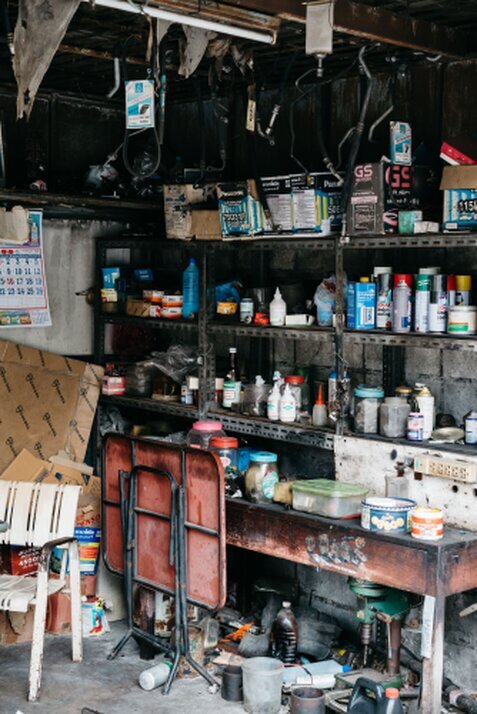 ガレージに並ぶアウトドアギアとバイク用品